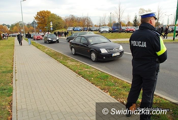 powiat świdnicki: Na drogach spokojnie, gorzej obok dróg – na ul. Bobrzańskiej mężczyzna został ugodzony nożem