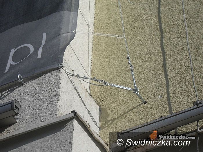 Świdnica: Baner prezydenta zakotwiczony na elewacji klubu Bolko