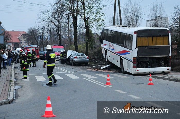 Świdnica: Osobówka prowadzona przez pijanego kierowcę wjechała w autobus