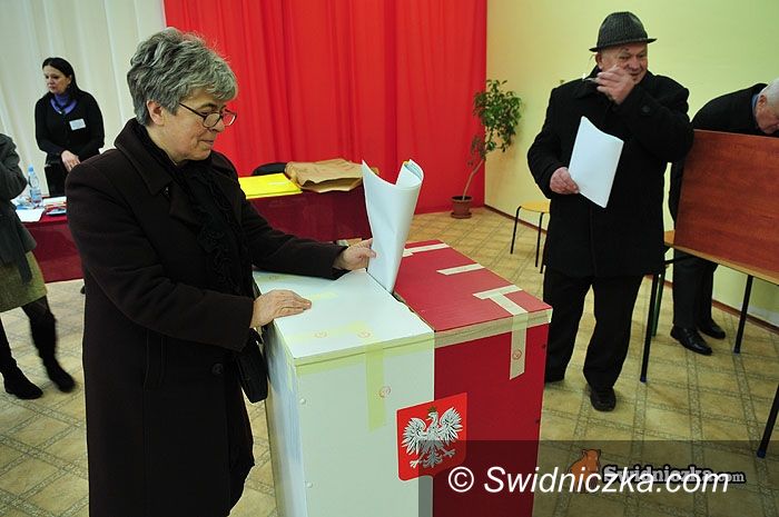 powiat świdnicki: Wybory samorządowe trwają, wyborcy na wsiach głosują chętniej