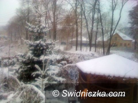 powiat świdnicki: Pierwszy śnieg, pierwsze auta w rowach