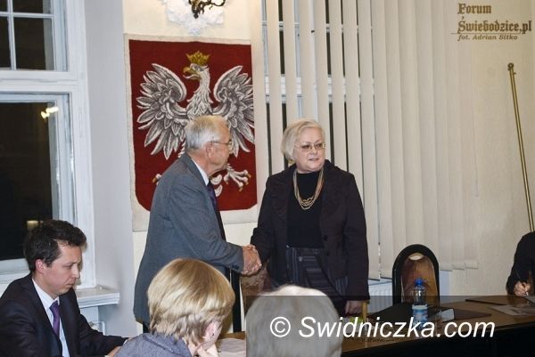 Świebodzice: Dwudniowa sesja w Świebodzicach, ostatecznie Elżbieta Horodecka przewodniczącą