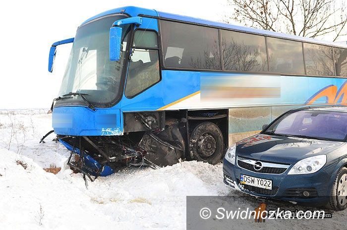 Mokrzeszów: Rover uderzył w autobus, dwie osoby ranne