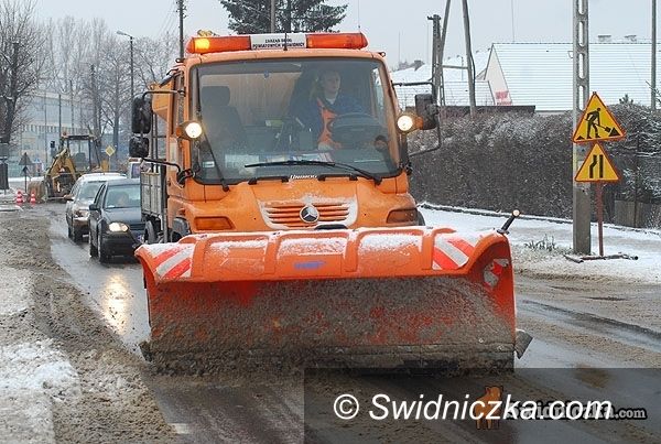powiat świdnicki: Śniegowe utrudnienia na drogach powiatowych