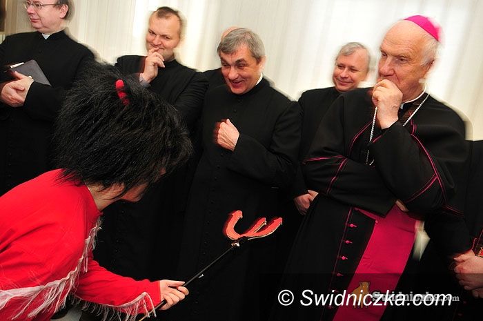 Świdnica: Turoń i diabeł atakowali biskupa – świąteczne spotkanie w gminie