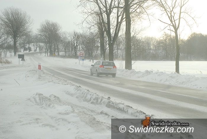 powiat świdnicki: Wiatr zawiewa śnieg na drogi