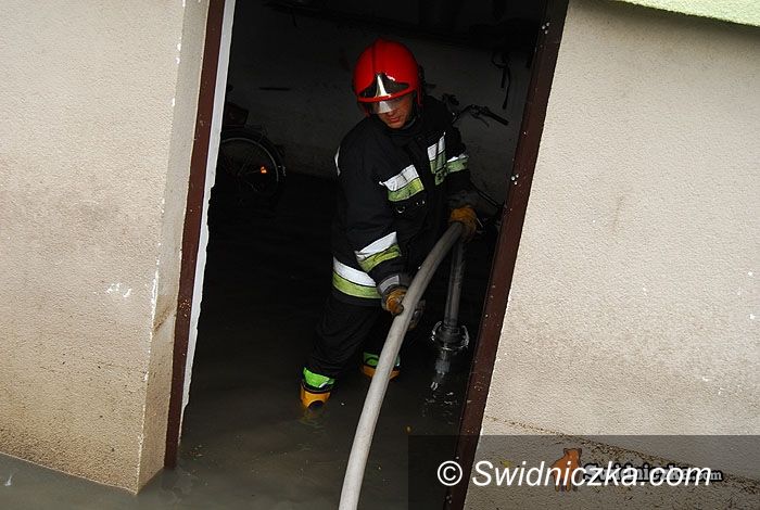 powiat świdnicki/region: Straż pożarna walczy z wodą, służby monitorują rzeki