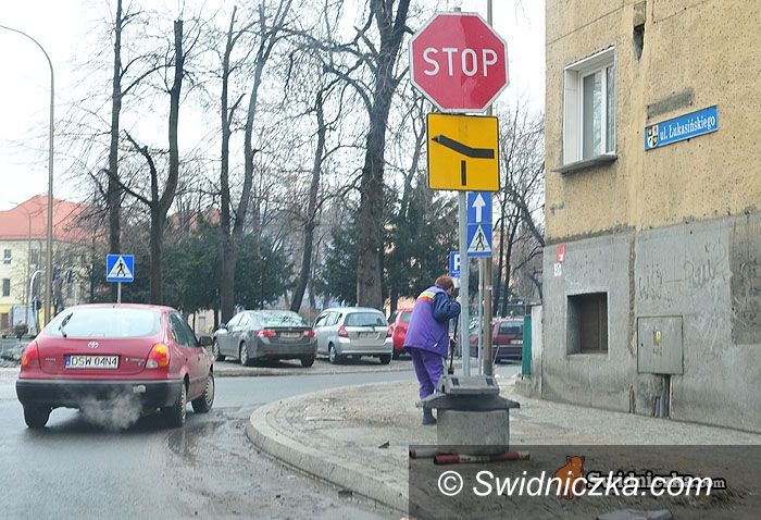 Świdnica: Znaki kładą się przy drogach