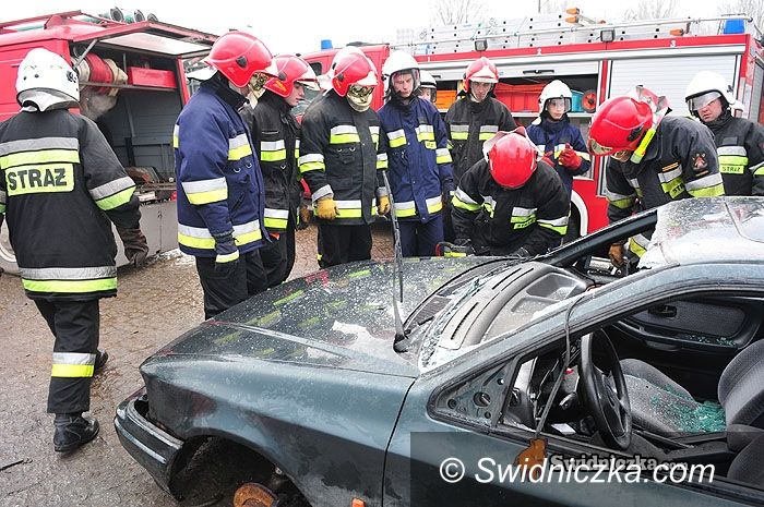Świdnica: Strażacy pocięli auta na fragmenty