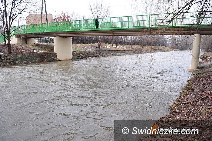 powiat świdnicki: W rzekach woda opadła, ale zalewa wciąż piwnice