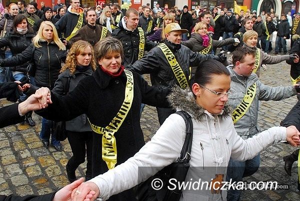 Świdnica: Maturzyści odtańczą tradycyjnego poloneza na bruku