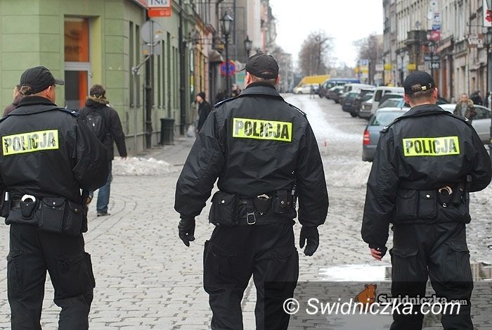 Świdnica: Policja wciąż szuka bankowego złodzieja i uciekiniera z prokuratury
