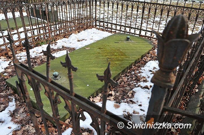 Świdnica: Złomiarze za grosze sprzedają zabytki cmentarne