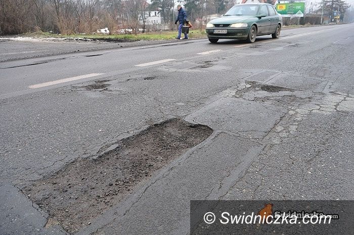 powiat świdnicki: Do końca kwietnia dziury na szosach wojewódzkich mają zniknąć