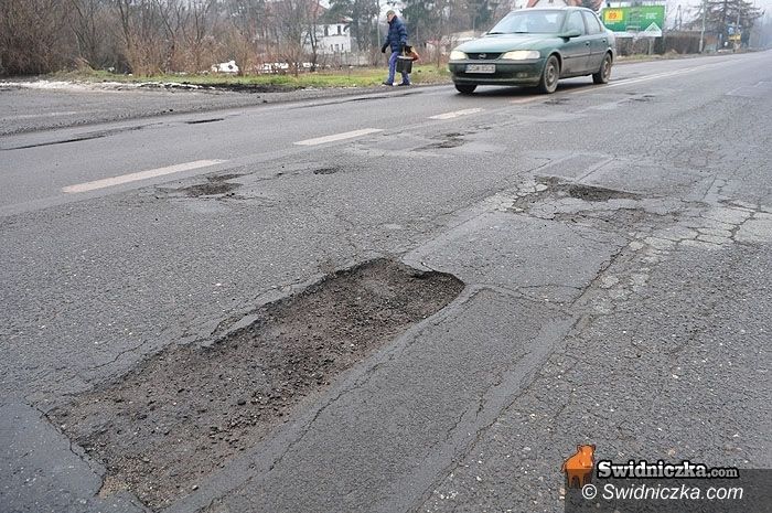 powiat świdnicki: Do końca kwietnia dziury na szosach wojewódzkich mają zniknąć
