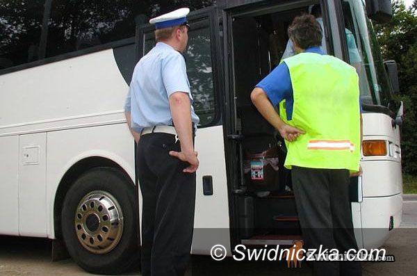 powiat świdnicki: Drogówka sprawdza autokary wiozące dzieci na ferie
