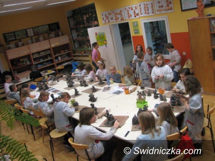 Świdnica: Warsztaty ceramiczne w MDK–u – powstały prezenty dla polskich dzieci na Litwie