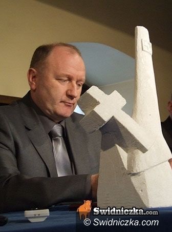 Świdnica: W kwietniu manifestacja na skwerze Kaczyńskiego, pomnik (zmodyfikowany) będzie później