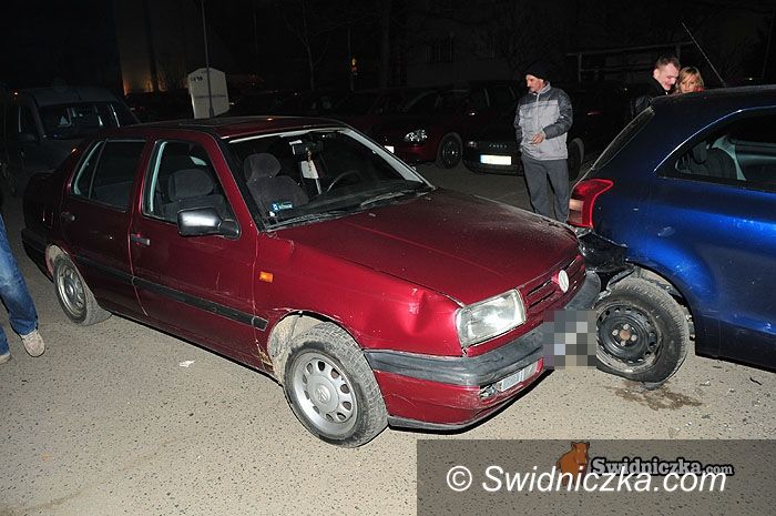 Świdnica: Parkingowa kraksa z agresywną młodą kobietą