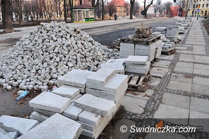 Świdnica: Przebudowa pl. św. Małgorzaty – trwa układanie chodników i korekta drzew