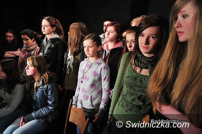 Żarów: Teatr Bezdomny: prawdziwe łzy na scenie, której młodzi nie oddadzą