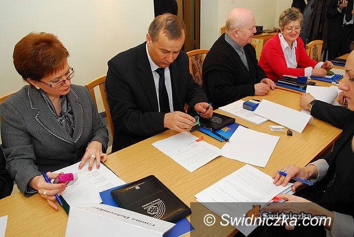 Świdnica/region: 12 podpisanych umów i 8 milionów złotych – dziś trafiło do samorządów z naszego regionu