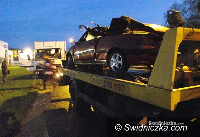 Świdinca: Peugeot rozbity w drzazgi, ranny kierowca