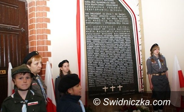 Strzegom/Legnica: Tablica wykonana przez strzegomskiego kamieniarza z 96 nazwiskami ofiar katastrofy