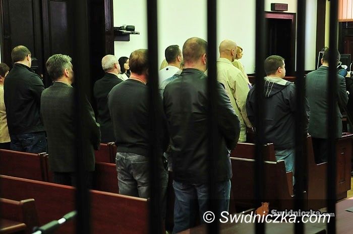 Świdnica: Skazani policjanci opuścili areszty