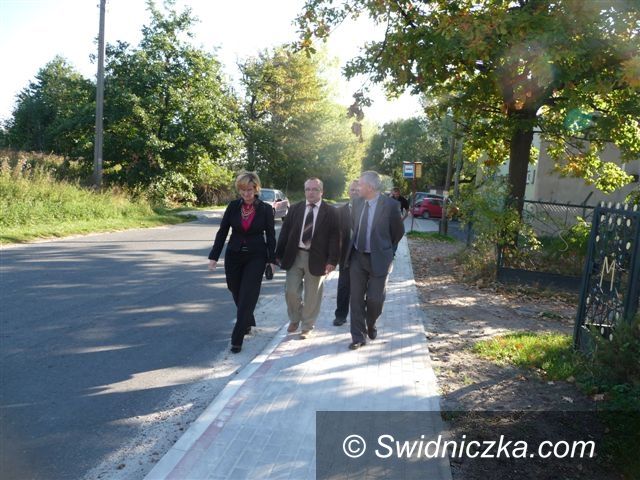 powiat świdnicki: Nowe chodniki przy drogach powiatowych