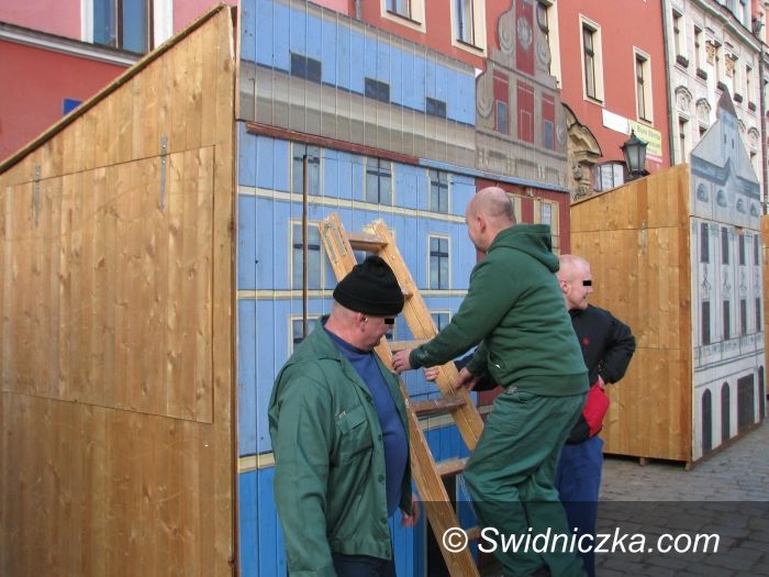 Świdnica: Więźniowie z aresztu śledczego pomagali przy budowaniu straganów jarmarcznych
