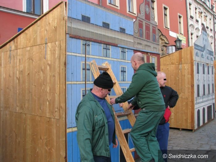 Świdnica: Więźniowie z aresztu śledczego pomagali przy budowaniu straganów jarmarcznych