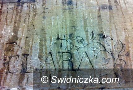 Świdnica: Dom z duszą– tajemnicze imiona wypisane na drewnianych deskach