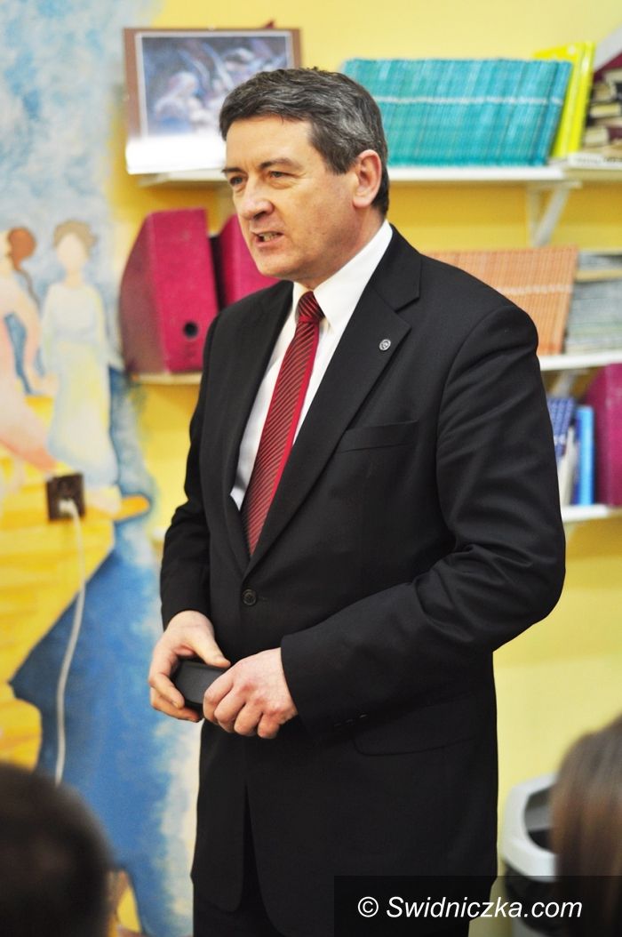 Świdnica: Prezydent Murdzek poprowadził lekcję WOS–u  w I LO