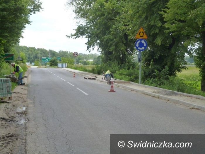 Świdnica: Nowe chodniki przy drogach powiatowych