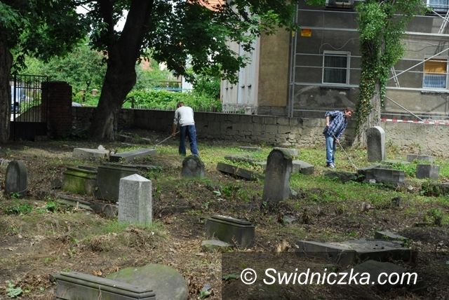 Strzegom: Prace renowacyjne na cmentarzu żydowskim w Strzegomiu