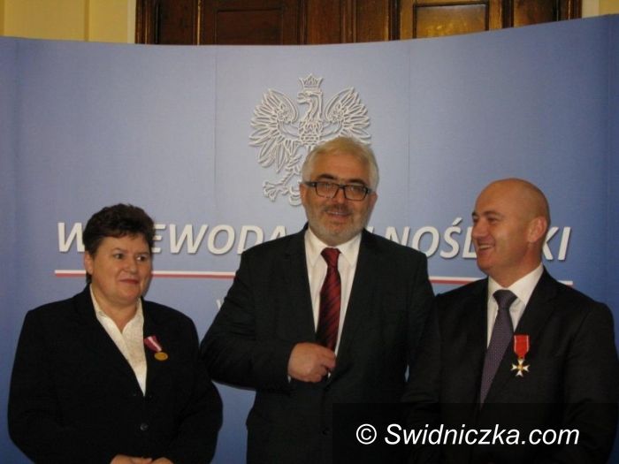 Świdnica: Krzyż Kawalerski dla Mirosława Grebera, Złoty Medal za Długoletnią Służbę dla Ewy Szymańskiej