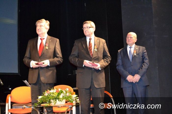 Świdnica: Prezydent Murdzek i Edward Szywała z krzyżami kawalerskimi od Prezydenta RP