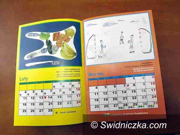 Gmina Żarów: Zaopatrzeni w kalendarze ucznia