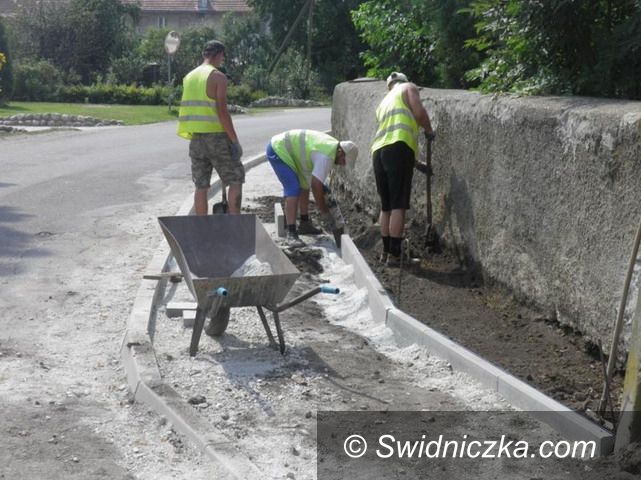 Gmina Żarów: Budują kolejne chodniki