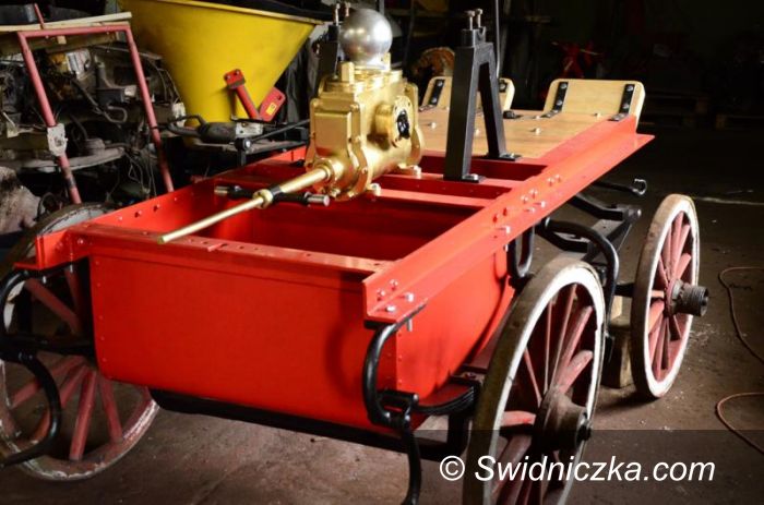 Żarów: Zabytkowy wóz strażacki w renowacji