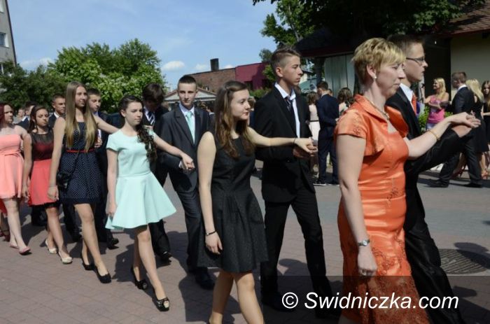 Żarów: Polonezem pożegnali szkołę
