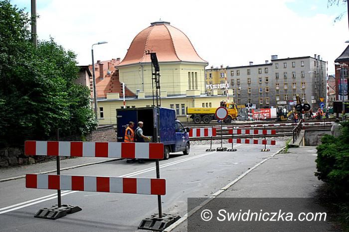 Wałbrzych: Trwają prace przy remoncie przejazdu kolejowego w Wałbrzychu