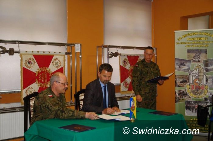 Żagań: Porozumienie o współpracy strzegomskiego LO z 34 Brygadą Kawalerii Pancernej podpisane