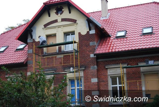 Marcinowice: Zabytkowy budynek Szkoły Podstawowej w Marcinowicach odzyskuje swój blask