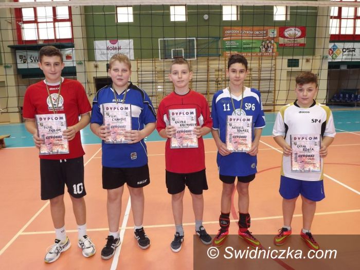 Świdnica: Turniej mini–siatkówki czwórek dla chłopców z SP 6 Świdnica