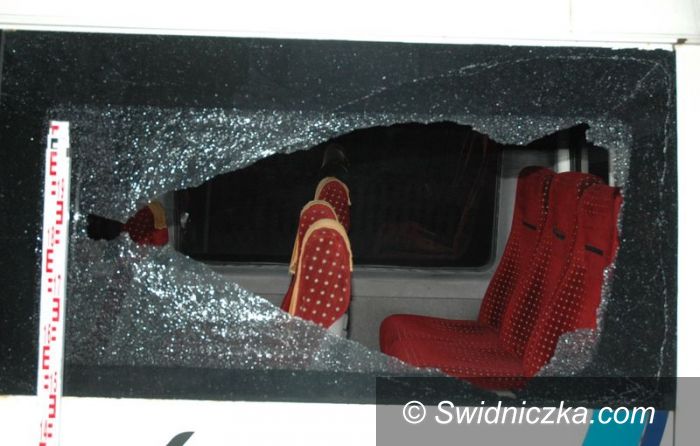 Świdnica: Ostrzelali z wiatrówki 4 autobusy i busa przewożących łącznie 150 pasażerów