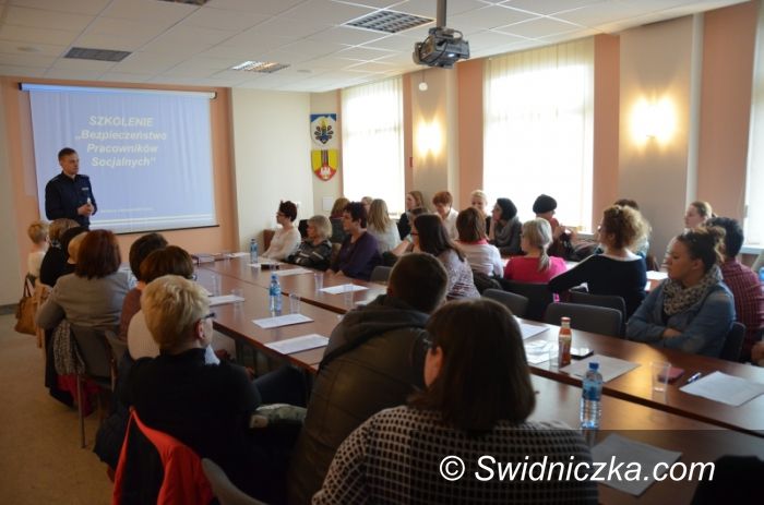 Świdnica: Szkolenie pracowników socjalnych z terenu powiatu świdnickiego w zakresie bezpieczeństwa