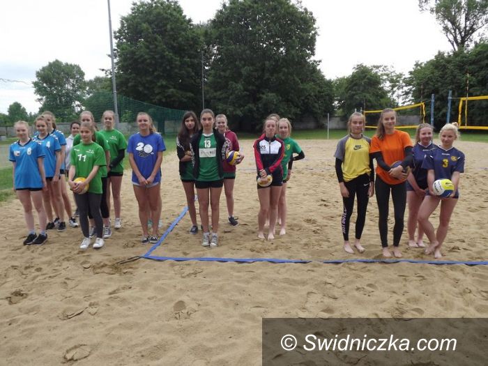 Świdnica: Finał strefy w siatkówce plażowej dziewcząt