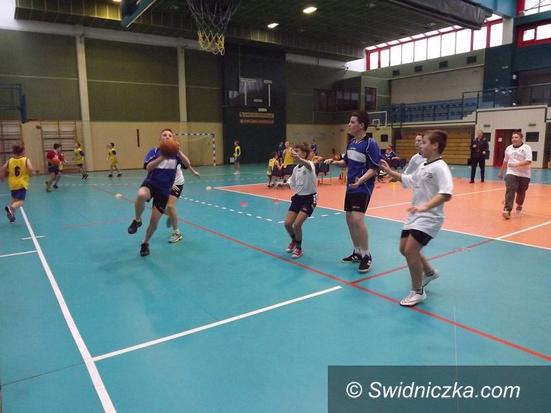 Świdnica: Mini koszykówka chłopców z podstawówek